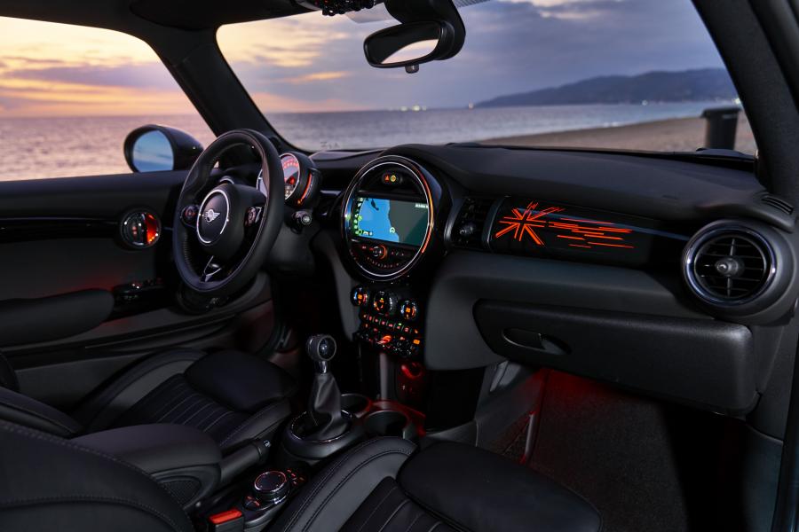 Интерьер Mini Cooper S (F56) 2018 года  (WW) (фото 88 из 196)